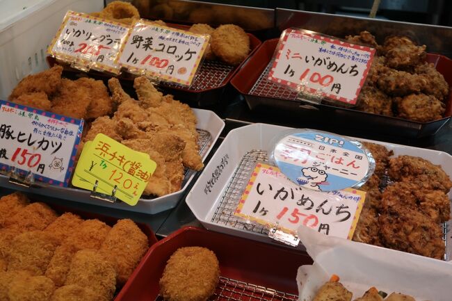 暖冬とはいえ寒いこの季節、温泉が恋しくなってきたので12月に続き”大人の休日倶楽部パス”を購入し2ヶ月連続で青森へ。今回は大好きなご当地グルメの他に山の幸・川の幸・海の幸と青森をたっぷりと喰らってきた。<br /><br />2日目は嶽温泉から日本三大秘湯の一つとされる谷地温泉に移動。冬季の谷地温泉への送迎バスは「13時40分 八戸駅西口発」なので弘前駅で2時間ほど滞在可能。<br />朝食後、まだ1時間半しか経ってないけど余力を残しておいたので「虹のマート」の愛称で親しまれている弘前市民の台所”弘前食料品市場”に立ち寄り、地元の買い物客で賑わうなか津軽の味を堪能。<br /><br />(1日目)東京→新青森→大鰐温泉→弘前 嶽温泉/山のホテルに宿泊<br /><br />(2日目)弘前→八戸 谷地温泉に宿泊<br /><br />(3日目)八戸→東京