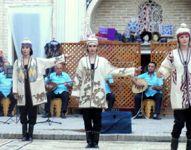 　ウズベキスタン、ブハラ市内観光第2部目です。ブハラでは、とてもたくさんの観光名所を巡り、夜は「ナディール・ディバンベギ・メドレセ」に戻り、夕食と民族舞踊鑑賞を楽しんで来ました。