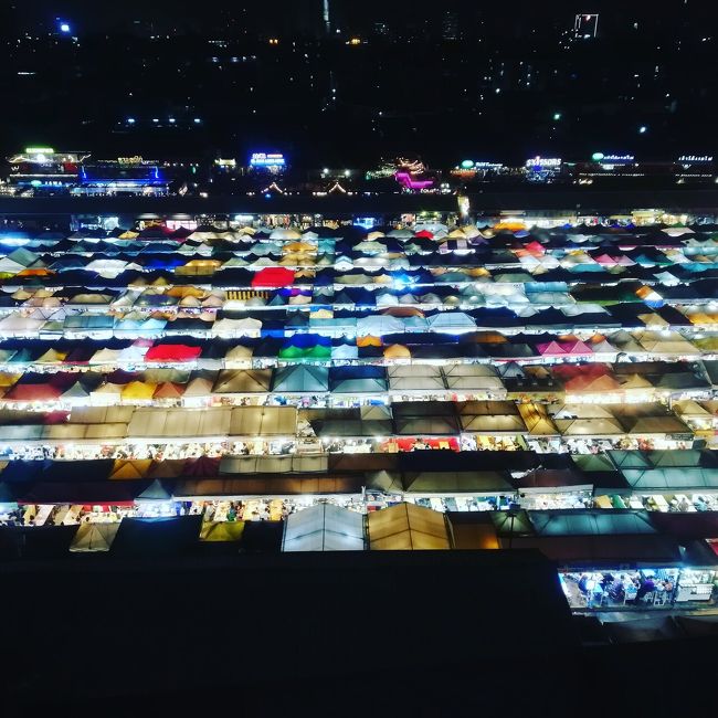 アユタヤ、シロッコ、首なが族の写真を見て、タイへ行くぞ～と決めてから地図を広げ旅の始まり。バンコク、チェンマイ、ピピ島をめぐる10泊12日間の旅。エアーアジアで成田→バンコク→チェンマイ→クラビ　(クラビよりピピ島、プーケットへ船で移動 ) プーケット→成田のチケット予約。一人50000円ほど。1月にしてはリーズナブルかな？安いにこしたことないけど、ちょっと楽したい！とかここは譲れない!って時はがんばりました。タイを丸かじり