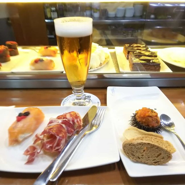 バロセロナの世界遺産とグルメ<br /><br />1月21日 PM23:00成田空港からターキッシュエアラインズでイスタンブ ール空港へ。12時間のフライト<br />1月22日 トルコ時間AM5:45着陸 乗り換え<br /> AM8:40イスタンブールからターキッシュエアラインズでバロセ ロナへ。3時間のフライト<br /> AM10:25バロセロナ着<br /><br /><br />トラブル発生 アンドロイド・スマートフォンのシムロック解除<br /><br />前回のタイ旅行の時に、シムカードを使用しようと思い、出国する前にソフトバンクのショップに行き、シムロック解除をお願いした。その時、店員がショップでやると3000円かかるので、個人でネットで解除するのを勧められたので、自分で解除した。タイに行きシムカードを購入。すると、シムロック解除番号というのが出てきた。解除を失敗したと思い帰国。今回こそは、シムカードを使うと思い、出国する2日前に、ソフトバンクのショップに行った。お金がかかったも良いので、解除をお願いした。そしたら、シムロック解除はできているが、シムロック解除番号の入力が必要。それが、MySoftbankにのっている。PUNロック解除の番号を入れると、解除されるとのこと。前回そんなことは、言われなかった。今回は、これで使えると思いgoogleマップに、ホテルや行きたい場所を登録して、地図を持たなかった。<br />バルセロナに着き、空港でシムカードを購入。シムロック解除番号が出てきたので、教えてもらったPUN番号を入力。入力しても解除が、できない。何回やっても解除が出来なかった。これにより、旅行の計画の変更しなければならなかった。<br />帰国後にショップに行った。すると、教えてくれたPUNロック解除の番号では、解除できないことがわかった。違うことを、教えてもらっていた。MySoftbankに載っているPUNロック解除の番号ではなく。ショップかコールセンターで、ロック解除キーというのを教えてもらわないと、解除されないことがわかった。何のために、出国する前に行ったのか…。<br />コールセンターに、この解除キー番号で本当に解除できるか確かめるたいと言ったら、確かめる方法はないようだ。また現地に行ってからでないと、解除できるか、わからないようだ。<br />海外でのアンドロイド・スマートフォンのシムカード使用は、注意が必要だ。ちなみに、解除キーは15ケタもある。<br /><br />AM11:20頃空港からバスでカタルーニャ広場に行く。<br />地図がないけど、カタルーニャ広場からホテルは、近いところに取ったはず、と思い歩いて探す。<br />ホテル探し3時間かかる。<br /><br />PM4:00ホテル周辺散策 <br />
