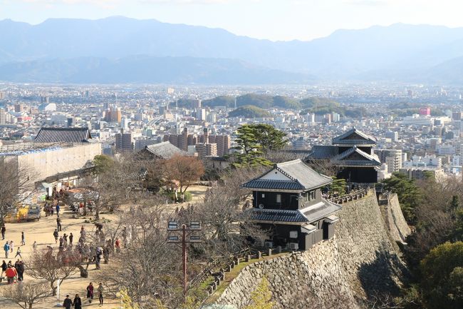 2019/2020の年末年始、5泊6日で四国4県を車で巡った旅の記録。<br /><br />鳴門、高松、金比羅山に続いて向かったのが愛媛県の県庁所在地、松山。ここで大晦日~元旦の2泊3日を過ごす。<br /><br />表紙写真:松山城天守閣から見た風景