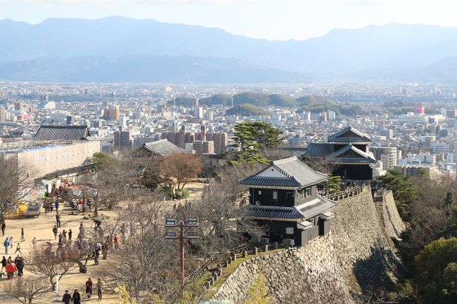 2019/2020の年末年始、5泊6日で四国４県を車で巡った旅の記録。<br /><br />鳴門、高松、金比羅山に続いて向かったのが愛媛県の県庁所在地、松山。ここで大晦日～元旦の2泊3日を過ごす。<br /><br />表紙写真：松山城天守閣から見た風景