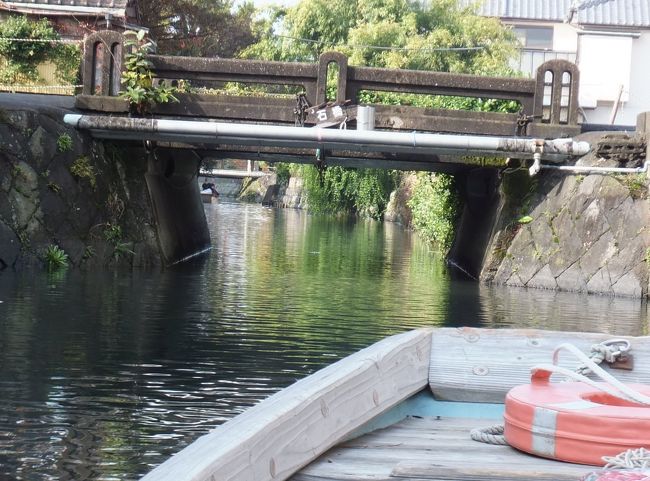 柳川の川下りや立花邸を見に行きました。泊まった宿は、ちょっとはりこんで立花邸と同じ敷地内の御花にしました。川下りは、西鉄柳川駅から少し歩いたところの船着き場から船に乗って、船頭さんのお話を聞きながら、堀をめぐって最後は立花邸の前にある船着き場まで行きました。ここで、白い西洋館の内部を見学したり、立花家資料館も見ました。その後御花にチェックインして松濤館に泊まりました。また、お風呂は、ちょっと離れたところにあるかんぽの宿の展望浴場が使えるという説明がありましたので、そちらに入りに行きました。<br />　翌日は、柳川の町並みを散策しながら、お昼は、柳川名物の鰻の蒸篭蒸しを頂きました。