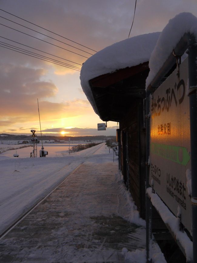 以前乗って、雪景色が印象的やった留萌本線。<br />増毛～留萌が廃止になって以来乗ってなかったんやけど、もう一度冬の似合うあの路線に乗りたいなーと思って12月初旬の北海道へ。<br /><br />この冬はほんまに暖冬で雪がほぼ無かったんやけど、丁度私の滞在中は暴風雪もあったりして雪まみれｗｗ<br />例年に比べたらめっちゃ少なくても、１年に１回雪が降ればいい方の地域に住む私にとっては丁度いい具合の積もり具合やったと思う。<br /><br />今回はせっかくやから沿線内のすべての駅で降りてみることにした♪<br />どの駅も雪景色が最高に似合う～( *´艸｀)<br /><br />では最終日は朝いちばんで本数的に難易度が一番高い「北秩父別」からいってみよー<br /><br />※今回も駅舎と沿線風景が9割です。（完全なる自己満足の世界です）<br />※いつにも増して駅とその周辺を褒めちぎってます。<br />※特に得るものはないと思うので飛ばし読みか、、、もうぶっちゃけ読まなくていいと思います。爆<br />※ただ、留萌本線のすばらしさが伝わればいい。それだけです。<br />