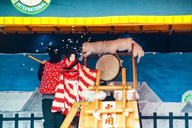 　起源は鎌倉時代とされ、踊りは狂言や浄瑠璃が取り入れられた人形芝居です。<br />　古典芸術として民俗資料としての価値が高く大分県の無形民俗文化財に指定されています。