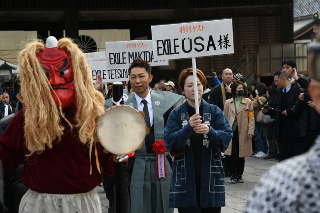 2月3日1:00pm～第69回国宝善光寺節分会で700名が豆まき。一年間の福を求めて大勢の善男善女が大集合。お天気もポカポカ、例年になく温かかった。