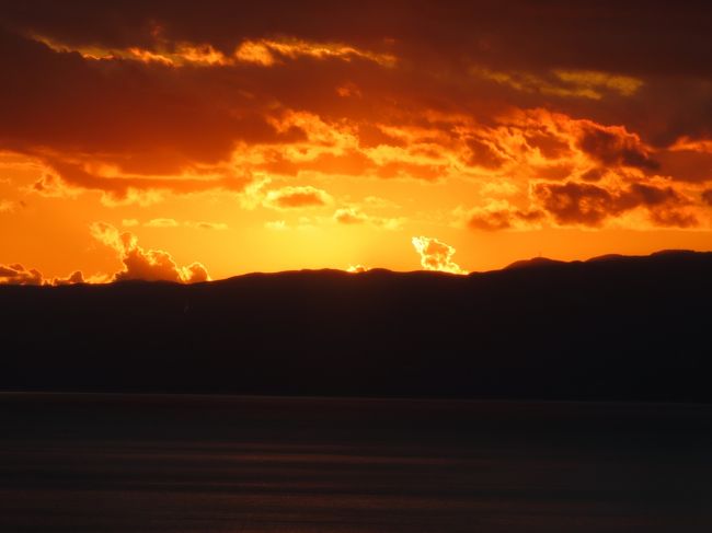 江の島からの夕陽を見に<br />ついでにイルミネーション…もっと早く行こうと思いつつ本日になりました。<br />船で岩屋に渡り(400円)<br />岩屋から登りつつ、シーキャンドルのあるエリア<br />初めて、サムエル・コッキング苑の中にシーキャンドルがあることを知りました。<br />シーキャンドルのエレベータ500円で済むと思いきや、苑に入るために200円でした。<br /><br />