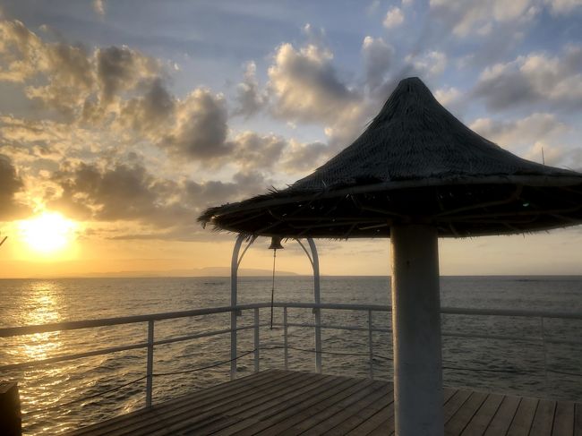 石垣島で夕日が一番美しいことで知られるフサキビーチ<br />7月に完成したばかりのノースウィングに宿泊<br /><br />昨夜は送迎バスの運転手さんオススメの夕日を眺めていた。<br /><br />オススメだけあって素晴らしかった。<br /><br />石垣では一番人気のあるビーチ。<br /><br />ここはハワイかと・・<br /><br />そんな感じである。<br /><br />ホテルの館内散策、レストラン、サンセットのビーチの様子などをお届けします<br /><br />https://youtu.be/fKHLFOGPLcs<br /><br />