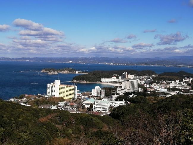 白浜へ行ってしまうと4トラベルに必ずアップしてる。。<br />すいませんね~。。<br />時間だけは常にたっぷり取れる身だし~白浜温泉で6泊とのんびり。今回の白浜は大荒れ・どんよりとした・快晴・いろんな風景を見せてもらえ毎日強風で力強い白浜の海をたっぷりと満喫させてもらえました☆還暦迎えたら、いつも言ってるけど白浜へ引っ越ししてみよう!そんな気分に掻き立ててくれるものは、白浜は田舎だとゆうけれど、のんびりで日頃の生活を思えば26時間ぐらいあるような、ゆとりを持てるのと、白浜で出会う人の暖かさに魅かれてる気がする。 コロナウイルスで感染拡大防止とお客・従業員の安全を考えてホテルスタッフの皆さんマスク着用でした。中国からの観光客が多い白浜だけに長期化してくると痛手になる~早く終息することを願うばかりです。