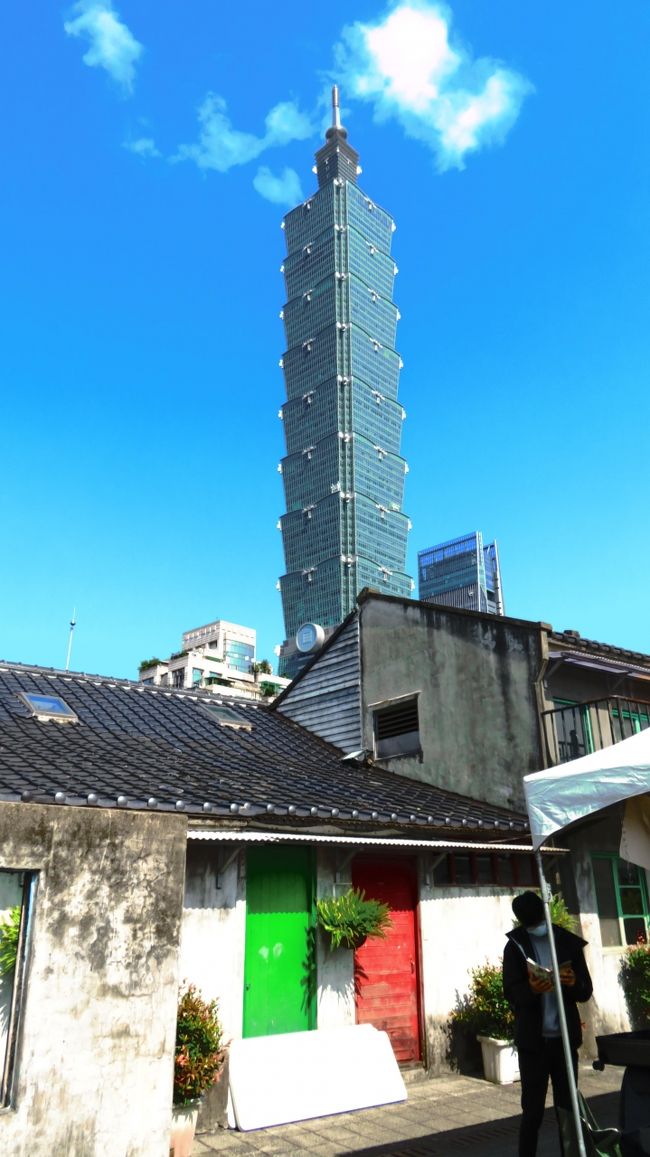 ③の始まり。<br />3日目は台中から台北へ移動します。<br />早朝にホテルをチェックアウトし、台中駅の前にあるバスターミナルから台北行きのバスに乗り台北へ移動します。運賃は300台湾ドル。<br /><br />台北は7回目。メインの観光地はほとんど行ってしまっているため、今回は適当に買い物なんかもしながら、行った事ある場所も行った事ない場所も楽しく散策します。<br />予定はあくまで予定。気の向くまま、足の向くまま自由な旅を謳歌するとしましょう。<br />一人旅、やっほ~~~い(^O^)/<br />なのに、饒河街観光夜市で店主とお客で激しい喧嘩勃発。第三者も含め、かなり激しい喧嘩。観光客も多いのに・・・頭に血が上っちゃったのね。<br />びっくりしました(◎_◎;)<br /><br /><br />1月29日 コンフォートホテル中部国際空港泊<br /><br />1月30日 中部国際空港~桃園国際空港~バスにて台中移動~忠孝路夜市で晩御飯~中山緑橋~宮原眼科見学だけ<br /><br />1月31日 彩虹眷村~台中公園~台中第二市場~柳川水岸景観歩道~動漫彩繪巷~緑光計畫~草悟道~宮原眼科<br /><br />2月1日 バスにて台北移動~ヴィアホテルロフトチェックイン(荷物預かってもらう)~雙連朝市~永康街~?蒜紅了D-KA BUN~四四南村~誠品書店・信義店~松山慈祐宮~饒河街観光夜市<br /><br />2月2日 ホテルチェックアウト~A1台北駅インタウンチェックイン~西門紅楼~阿宗麺線~龍山寺~剥皮寮~福州世祖胡椒餅~二二八和平公園~北門~桃園国際空港~帰国