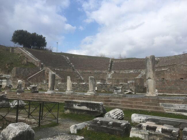 イズミール到着後、ベルガマ遺跡へ。<br />ツアーではあまり立ち寄らないとのことで、オフシーズンという事もあり、ほぼ貸し切りで観光できました。<br />ホテルには17時に到着し、なぜか上の展望バーでドリンクを2杯プレゼントしてもらい、それからレストランで夕食。夜行便明けの観光で疲れたのでこの日は21時前に寝てしまいました。<br /><br />1/26(日)TK053 成田23:00発<br />1/27(月)イスタンブール5:45着TK2310イスタンブール7:00発イズミール8:25着ベルガマ遺跡観光イズミール泊<br />1/28(火)エフェソス観光(エフェソス遺跡、聖母マリアの家)パムッカレ観光 パムッカレ泊<br />1/29(水)コンヤ市内観光(メヴラーナ博物館、インジェミナーレ神学校) コンヤ泊<br />1/30(木)キャラバンサライ カッパドキア(カイマクル地下都市、3姉妹の岩、デヴレント)トルコ石店 陶器店ワイナリー カッパドキア泊<br />1/31(金)カッパドキア(ギョレメ野外博物館、ウチヒサール、鳩の谷、パシャバー)トルコ絨毯店カッパドキア泊<br />2/1(土)TK2007ネヴシェヒール9:40発イスタンブール11:15着 ブルーモスク、アヤソフィア、トプカプ宮殿観光 イスタンブール泊<br />2/2(日)オルタキョイ散策、ドルマバフチェ宮殿、民族舞踊とベリーダンスのディナーショー イスタンブール泊<br />2/3(月)フリータイム11:30ボスポラス海峡ランチクルーズ グランドバザール、ガラタ塔、イスティクラル通り<br />2/4(火)TK052イスタンブール発01:55 成田19:40着