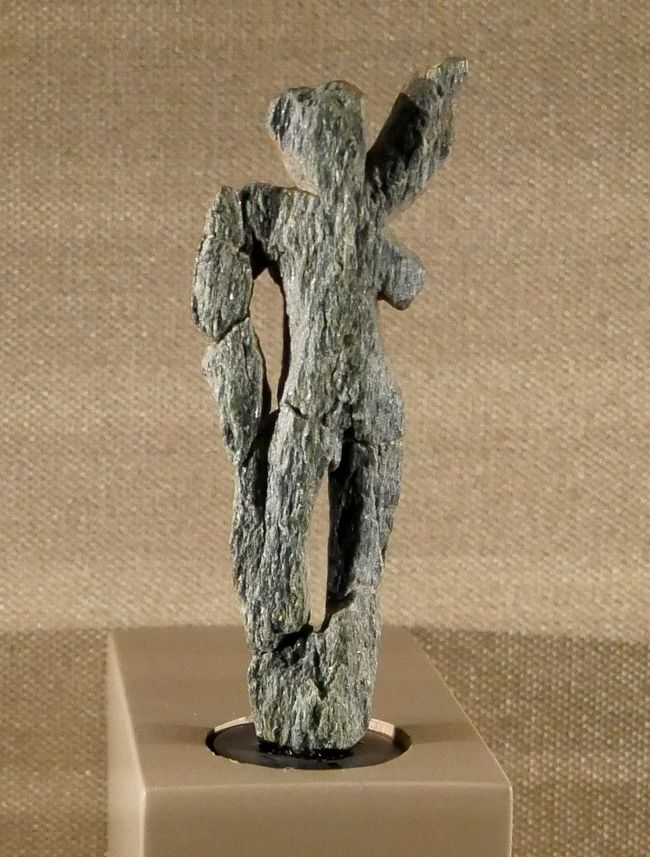 ここでは青銅器時代以降を紹介 照明の性質からかきれいな写真が撮れない .有名なハルシュタット文化は岩塩が重要だったことがわかる.アイスマンの研究でわかったことでもあるが,この時期のオーストリアの文化は結構高かった.まあギリシャローマの隣だよね 彼らから見れば蛮族かもしれないが,文化的には相当影響があったのだろうねえ<br />そして人類学,アウストラロピテクス,バラントロプス,ホモエレクトゥス,ホモネアンデルタレンシスなどの想像人体模型や骨格が展示 石器などを含めてさすがヨーロッパの博物館,ネアンデルタレンシスの展示が豊富ですばらしかった.<br />氷河期の素晴らしい像などは特別に展示されていた.有名なWilllendorfのVenus 29500年前 Stratzingの人形 36000年前.この二つは本物!ラスコーやアルタミラ壁画などに匹敵する素晴らしいものと思う.ホモサピエンスは5万年前くらいから突然変異のように芸術的,言語的に進化したようだ.多分この時代のヨーロッパ人は浅黒かったはずだ.私たちの祖先とは5-6万年前に別れたようだ<br />2階(Ist Floor)はいわゆる博物館そのもの 少し見て中断.まあいいか.<br />1710外へ <br />やあ,自然史博物館にきてよかった.すばらしかった!美術史美術館には3回行ったことがあるが,初めてだった.<br />https://artsandculture.google.com/exhibit/nhm-top-100/wAJSTudJ25J7IQ NHM TOP100を参照のこと