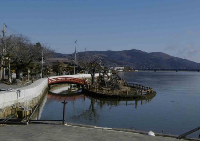 ３月は５日から一週間ほど滞在<br /> 前網浜での海岸清掃、谷川小での清掃・整理を行いました<br />帰路には浜の活気などを撮影しました<br /><br />９日、１０日は谷川小学校に入りました<br />ＳＹＤの皆さんを中心に『おくりびと作戦』を続行しました<br />　 校舎内は雑巾がけの後ブルーシートで養生<br /> 屋外ではガラス破片を丁寧に一つ一つ回収<br />千葉校長先生が【思い出の品】を苦渋の選択をされました<br />２４日朝『校舎への感謝の会』が行われます<br /><br />３月１２日鮎川を散策　養殖筏の準備中をお邪魔しました<br />６尺ほどのロープを巧みに『さつま加工』<br />　 感動しました　引けば引くほど締め付ける・・・しかも補助部品無しの優れもの