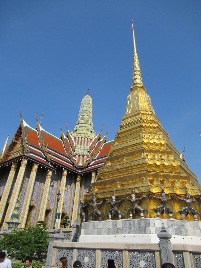 タイをバンコクからチェンマイまで縦断する5泊7日のツアーに参加しました。<br />年に1度の「スコタイナイト」&「ロイクラトン祭り」にも参加でき、アユタヤを含めて「タイ4大王朝」の遺跡を一気に巡ります。<br /><br />初日 2019/11/8(金)<br />11:45 成田発 →16:45 バンコク着 →ウインザースイートホテル泊<br /><br />2日目 11/9(土)<br />バンコク市内観光 →アユタヤ観光 →クリンスリーリバーホテル泊<br /><br />3日目 11/10(日)<br />スコタイ観光 →スコタイナイト鑑賞 →パイリンスコタイホテル泊<br /><br />4日目 11/11(月)<br />チェンマイへ → ロイクラトン祭り →アモラターペーチェンマイ泊<br /><br />5日目 11/12(火)<br />チェンマイ郊外観光 →チェンマイ旧市街観光 →イーペン祭り →同上ホテル連泊<br /><br />6日目 11/13(水)<br />エレファントキャンプ →首長族の村 →17:15 チェンマイ発 →18:40 バンコク着 →23:45 バンコク発<br /><br />7日目 11/14(木)<br />7:40 成田着<br /><br />ここでは初日の成田から、2日目:バンコクの午前中までの記録です。<br />エメラルド寺院などが在る「ワット・プラケオ」「王宮」「暁の寺」など、バンコクの主要スポットのつまみ食い的観光です。<br /><br />その後は巨大涅槃仏寺院「ワット・ポー」とタイスキの発祥のお店「COCAレストラン」でランチです。<br /><br /><br /><br />
