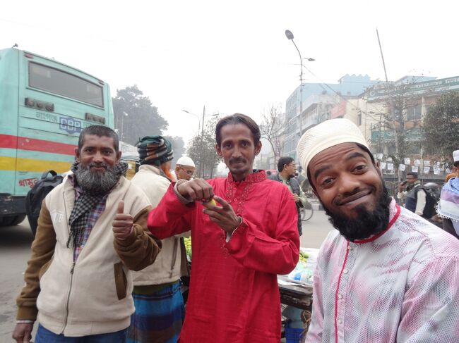 昨秋インドに行き、あまりの楽しさにまた行きたいと思っていたところ、ANAのチェンナイ就航でマイル半額のキャンペーンが始まりました。3月までインドのビザも残っていることだし、これはもう行くしかないね!ただ、インドだけではつまらないから、近くの国も…と調べたところ、スリランカが1月末までVISA無料なこともわかりました。では、チェンナイを経由してスリランカ、そしてもう1か国。じゃあ、迷うことなくバングラデシュに行こう!<br /><br />ビートルズのジョージ・ハリソンにバングラデシュという曲があり、その昔聞いたとき衝撃を受けました。私はビートルズ世代ではないし、聞いたのもだいぶ後になっていましたが、以来怖いもの見たさというのか、行ってこの目で見てみたい国になっていました。ミヤンマーとの間にロヒンギャの問題もあり、世界最貧国は条件的には抜け出したというものの数年前にテロもあり、依然貧困にあえいでいる国には変わりないようです。ダッカは空気汚染がひどく、花粉症の私はくしゃみ鼻水鼻詰まり、目もチカチカじんじんして、後半は結構つらかったですが、それにもまして余りあるバングラデシュ人の擦れてない純粋さは心に残るものでした。<br /><br />バングラデッシュを旅行してから、はや1年たってしまいました。<br /><br />あの時出会った人たちは、コロナ禍の中、どのように暮らしているのだろうか…<br />無事で生き延びていってほしい…と願ってやみません。