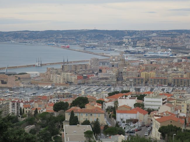 レッスンの後、先生と地中海に面したフランス最古の港でフランス第3の都市<br />であるマルセイユに出かけました。<br /><br />マルセイユの港は紀元前600年から交易で栄え、地中海とフランスの植民地間の<br />商い、交流の窓口でした。そして現在もフランスの貿易、商工業の中心です。<br />歴史のある港町らしく、エキゾチックな雰囲気と古めかしい建物群と下町情緒の<br />残る地区、そしてパリを思わせる洗練された建物の並ぶ大通りもあり、新旧を<br />併せ持つ魅力的な街です。<br /><br />表紙写真はノートルダム ド ラ ガルド バジリカ聖堂の前庭から見た”旧港と新港”<br /><br /><br /><旅程><br /><br />1月17日(金)羽田空港 10:55 → パリCDG 15:40(JL045) パリ2泊<br /><br />1月19日(日)パリCDG 13:00 → マルセイユ14:25(AF7664) エクス6泊<br /><br />1月25日(土)マルセイユ 10:30 → パリCDG 12:05(AF7663)パリ1泊<br /><br />1月26日(日)パリCDG 19:00 → 羽田 翌日14:55(JL046)<br /><br />