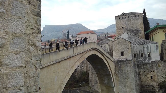 旧ユーゴスラビアが存在していたが<br />チトー大統領死後、民族対立が始まり<br />民族紛争に拡大、発展し壮絶，凄惨な<br />争いが繰り広げられた地域<br />ボスニア紛争で壊れた橋で有名な街<br />モスタル