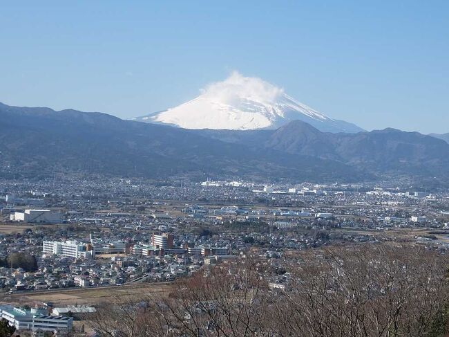 2月は梅の季節であり,小田原梅まつりの曽我梅林に行き,周辺を散策しました.曽我山中腹の見晴台まで登り,眺望を満喫しました.特に富士の眺望は素晴らしかったです.