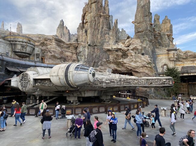 フロリダのディズニーワールドに続き、アナハイムのディズニーランドパークに2020年1月17日にオープンしたばかりのスターウォーズ関連の最新アトラクション「ライズ オブ ザ レジスタンス(RISE of the résistance)」を体験してきました。スタンバイ(普通に並ぶ)では乗ることができず、しかもファストパスもなく、アプリを使った抽選に当選しなければ乗れないと知ったのは現地に行ってから。しかも「Disneyland」というそのアプリは日本のアプリストアでは入手できず、アップルIDをアメリカ在住に変更して入手しなければなりません。幸い、アプリの情報だけは知っていたので予め出発前にアップルIDを一時的に北米在住に変更して入手していましたが、アトラクションの入場の仕方は現地で知りました。<br /><br />翌日、開園時間30分前に入園し(途中までは誰でも入れます)、アプリに妻と二人分の入場券を登録、中で開園時間を待ちます。そして当日の開園時間9時になると同時に、アプリで抽選に参加!「My status」というボタンを押して、先に進めなければ戻る、また押す、戻る、を繰り返すこと3回目、ポインターがクルクル回って登録確認の画面に移ったので、そのまま先に進むと「おめでとう71番だよ」というメッセージが表示されました。1分しか経っていないのに71番目の搭乗グループって、どんな競争率よ!<br /><br />ちなみに、1グループには数十人いる模様。この指定されたグループというのは、呼び出し番号のことで、仮想の行列なのだそうです。ファストパスのようなもので、アプリを通して呼び出しがかかったら、その時から1時間半くらいの間に搭乗すれば良いので、それまでは他のアトラクションやショーを楽しめます。また、現時点ではどこまで行列が進んでいるかをアプリでいつでもチェックできますから、搭乗権利さえゲットしてしまえばとても良いシステムです。<br /><br />ただし、他の紹介サイトによると、フロリダの場合114番目まではほぼ確実に搭乗できるものの、その先は運次第とのこと。カルフォルニアでの実際はどうだったかというと、今回私たちが呼び出されたのは18時半過ぎ。でも70番まで進んだのは17時でした。どうやらそのあたりでトラブルが発生したのか止まってしまい、行ってみると呼び出されたものの待っていた人たちが大勢いました。ですから、私たちはそこからさらに1時間半ウロウロすることになったのでした。そんなトラブルのことを考えると、あの日は114番でもアウトだったかもしれません。<br /><br />ということで、なかなかハードルの高いアトラクションです。でも、ろくに英語もできない中年夫婦でも挑戦できたし、実際に乗ることはできました。根性決めて、キャストにアプリを示して、「どうすれば良いの?」と聞けば教えてもらえるでしょう。<br /><br />そして、なんと言ってもスターウォーズの世界を見事に表現し、ゲストをスターウォーズの世界に誘う仕組みは、神経すり減らして搭乗権利をゲットした甲斐があったというものです。これから行かれる方は、ぜひ朝一番に入園して、チケット争奪戦に参加してみてください。