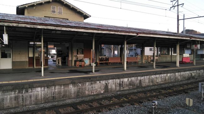 夫婦でお休みが一緒は珍しい昨日　私はゆっくりしてたい派なのですが「ランチ美味しい物食べたいねぇ」からの<br />１１時自宅発で何故か？秩父に。。。<br />秩父の名産を電車の中で調べると「くるみそば」「わらじカツ」「ホルモン」「シャクシ菜」などなど<br />秩父駅もリュニアールしてフードコートもあると。。<br />みそポテト的な物も食べたい。。んーーーーーー悩む。<br />秩父鉄道に乗ってて「長瀞？」通るんだぁ　じゃ帰りは「かき氷」だねぇ～とこれは心の中で考えてました。<br />急な旅的ランチを近所に食べに行くって感じでは無いけど　それなりに楽しかったです&#128149;<br />