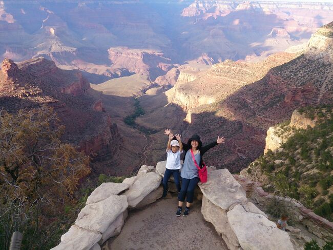 2018年の夏旅行はチビに雄大な自然を見せてあげたくてアメリカ本土へ。子連れ(7歳息子)でグランドキャニオン、前後にちょこっとラスベガスとアナハイムのディズニーランドへ寄ってきた旅行記のグランドキャニオン編です。<br /><br />8/3 8:20NGO発 9:30成田着<br /> 10:55成田発 8:50ダラス着<br /> 11:59ダラス発 12:44LAS着<br /> 夕方までプール → ストリップ地区散策<br />8/4 1泊2日でグランドサークルへ<br />8/5 同上<br />8/6 プール、ストリップ地区散策、<br /> ウィンのバフェ、ダウンタウン<br />8/7 9:42LAS発 10:49サンタアナ着 <br /> ディズニーランドへ<br />8/8 アドベンチャーパーク<br />8/9 グーフィーズキッチン キャラダイの朝食 <br /> 12:30LAX発 <br />8/10 --- 15:35成田着 18:35成田発 19:50NGO着 <br /><br />