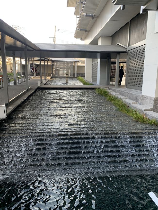娘の誕生日が近いので プレゼントを買いに娘の住む京都に行きました 食事や買い物が終わった後は カード会社のラウンジでお茶をして そこのお庭を少し散策して リッツ・カールトンでお菓子を買って 新幹線で帰るだけの ほぼ旅行と言えないような 日常の出来事の手記のようですが記録しておきます