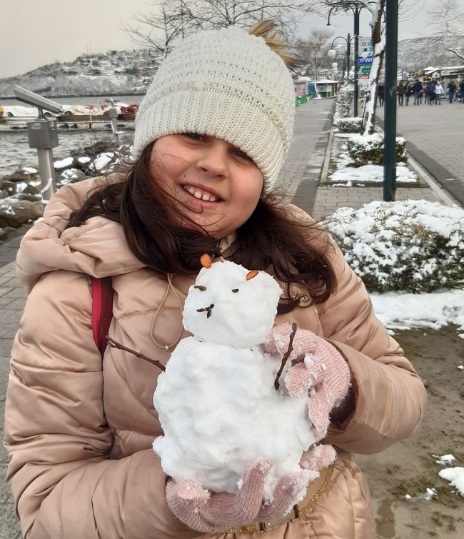 近所に住む会社の同僚の奥さん(名前はゼキエ)から『娘のエスマー(８歳)に雪を見せてやりたいんやけど、一緒に行かん？』と誘いがあった。あちこちウロウロしてる私やったら雪山にでも一緒に行ってくれるやろうと思ったらしい。はい、どこでも行きますよ～！(ちなみに旦那はそういうタイプではない)<br />イスタンブールで積もるほどの雪が降ったのはもう数年前で、その頃にはまだ小さかったエスマーは覚えてないんやろな。『雪合戦して雪だるま作る』のが夢らしい。私にも懐いて可愛いエスマーの夢を叶えるため、日帰りの『カルテぺ～マシュキエ～サパンジャ湖』のツアーに参加することになりました。<br />ゼキエの知り合いがやってるというツアーなので、あんまりブツブツ言いたくなかったけど、こんな段取り悪いツアーもめずらしい。ちなみにツアー代は一人3000円くらいで近場の日帰りツアーとしては普通。