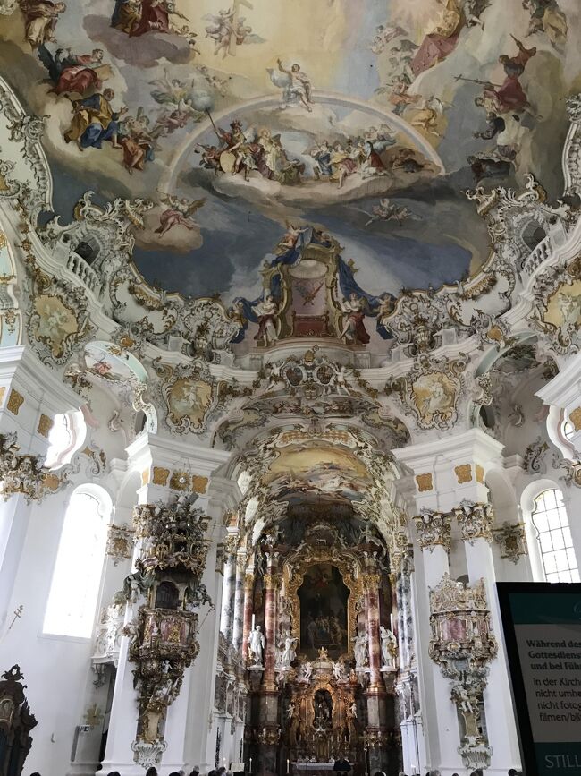 少し早い夏休みを取って、ヨ-ロッパ旅行に行ってきました。ヨーロッパは新婚旅行以来の31年ぶりです。定年も近くなってきたので、体が元気なうちに遠くへ行っておこうと思い、思い切って当時行けなかったドイツロマンティック街道をメインとしたHISのツア-に申し込みました。<br />ツア-は大型バスで移動しながら各地の見所に連れて行ってもらい、効率的に多くの観光地を周れました。後半のオーストリアも期待以上に美しい国で、ハプスブルク家の繁栄の歴史を実感しながら観光させてもらいました。同行の添乗員さんやツア-のメンバ-にも恵まれ、本当に楽しい旅となり、改めてツア-の良さを感じた8日間でした。<br />3日目はロ-テンブルクを出発しヴィ-ス教会→ノイシュヴァンシュタイン城→フィッセン泊。4日目はフィッセンからプレ-ン→ザルツブルクへ。これらの旅を紹介します。