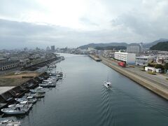 鳴門市内を無料レンタサイクルで。そして徳島市のホテルへ。あ、列車止まってる？