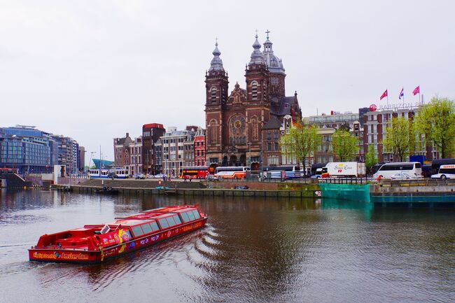 ２０１８年のＧＷはオランダ、ベルギーのベネルクス２か国を周遊してきました。アムステルダムで美術館めぐりをした後、シンゲル運河沿いにホテル<br />へ戻りつつ市内を散策してみました。<br />～旅程～　<br />４月２７日（金）　成田→デュッセルドルフ→アムステルダム（アムステルダム泊）<br />４月２８日（土）　アムステルダム（アムステルダム泊）<br />４月２９日（日）　クレラーミュラー→ユトレヒト→アムステルダム（アムステルダム泊）<br />４月３０日（月）　アムステルダム→デルフト→ハーグ（ロッテルダム泊）<br />５月　１日（火）　キューケンホフ→ロッテルダム→キンデルダイク（ロッテルダム泊）<br />５月　２日（水）　ロッテルダム→アントワープ→ブリュッセル（ブリュッセル泊）<br />５月　３日（木）　ゲント→ブルージュ→ブリュッセル（ブリュッセル泊）<br />５月　４日（金）　ブリュッセル→ケルン（ケルン泊）<br />５月　５日（土）　ケルン→デュッセルドルフ→成田<br />５月　６日（日）　日本帰国