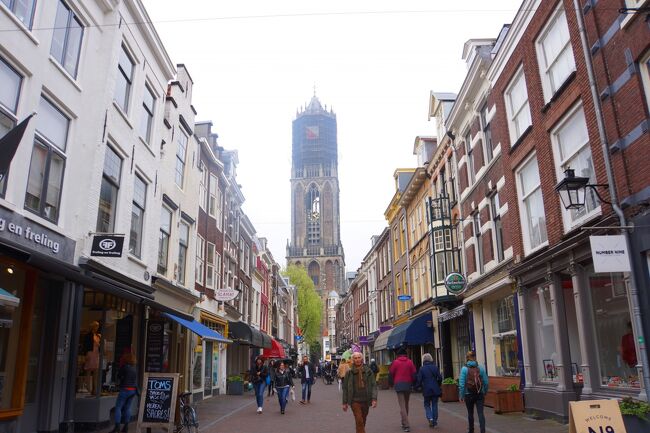 ２０１８年のＧＷはオランダ、ベルギーのベネルクス２か国を周遊してきました。クレラーミュラー美術館を観光後、時間がありましたので食事がてらにユトレヒトへ立ち寄ってみました。<br />～旅程～　<br />４月２７日（金）　成田→デュッセルドルフ→アムステルダム（アムステルダム泊）<br />４月２８日（土）　アムステルダム（アムステルダム泊）<br />４月２９日（日）　クレラーミュラー→ユトレヒト→アムステルダム（アムステルダム泊）<br />４月３０日（月）　アムステルダム→デルフト→ハーグ（ロッテルダム泊）<br />５月　１日（火）　キューケンホフ→ロッテルダム→キンデルダイク（ロッテルダム泊）<br />５月　２日（水）　ロッテルダム→アントワープ→ブリュッセル（ブリュッセル泊）<br />５月　３日（木）　ゲント→ブルージュ→ブリュッセル（ブリュッセル泊）<br />５月　４日（金）　ブリュッセル→ケルン（ケルン泊）<br />５月　５日（土）　ケルン→デュッセルドルフ→成田<br />５月　６日（日）　日本帰国