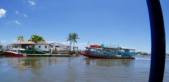 ポルト・セグーロ【Porto Seguro】は、ブラジルの北東部：バイーア州にあり、治安も良く、ブラジルの比較的お金持ちが集まる観光地として栄えている場所。いつも飛行機代が高くて旅行先から外れてしまう地。なんでこんなに高いのさ...？<br /><br />●11/15 Latam3900 6:00-  7:45 サンパウローブラジリア <br />          Latam3284 8:25-10:20 ブラジリアーポルトセグーロ<br />※直通は、高くて....<br /><br />●11/17 Latam 3283 16:20-18:25 ポルトセグーローサンパウロ<br /><br />こんな近距離なのに、往復で約40,040円なり。ブラジルで買うともっと高いので、Skyscannerで探す始末...これでも一番安かったわい....<br />