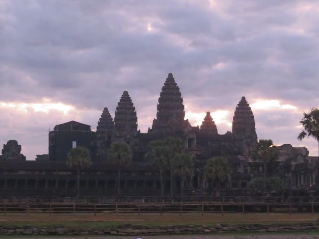 2019~2020の年末年始旅行は、"いつか行きたい場所”のアンコールワットへ♪<br /><br />今まで何度となく渡航先の候補に挙がっていましたが、ビザが必要とか、ルートをどうしようとか、大丈夫かな?って考えてしまってその先に進めませんでした。<br /><br />でもね、行きたい場所に行くべきだ!!と思ったので、1クリック、そう1クリックするだけ。<br />なんて簡単なんだろう。<br /><br />そう、私が行きたいと思えばどこへでも行けるんだ!!<br />…と思う今日この頃です。<br /><br />③は、いよいよアンコールワットへ。<br />徐々に明るくなっていく様が神々しく、心に残る光景でした★<br /><br /><br />【旅程】<br /><br />12/28 福岡12:00発JL312便→羽田13:35着。<br /> 上野の森美術館でゴッホ展を鑑賞。<br /> <br />12/29 羽田0:05発JL33便→バンコク5:05着。<br /> /8:00発JL5963便→シェムリアップ9:00着。<br /> プールでのんびり。<br /> ル・メリディアンアンコール3連泊。<br /><br />12/30 ベンメリア、プレアヴィヒア観光へ。<br /><br />12/31 アンコールワット朝日鑑賞。<br /> アンコール遺跡3大観光、夕日鑑賞。<br /><br />1/1 トュクトュクチャーターし市内へ。<br /> ホテルのプールでのんびり。<br /> シェムリアップ19:35発JL5964便→バンコク20:45着。<br /> /22:55発JL728便→<br /><br />1/2 関空6:05着。<br /> 伊丹12:45発JL2057便から9:55発JL2053便に変更<br /> →福岡11:15着。<br /><br />【タビのメモ】<br />①航空券:92,500円+諸税25,400円=117,900円<br />②マイル:(765+3,572+264)+(249+3,046+387)=8,283マイル<br />③レート:1ドル=111.29円<br /><br />【ルート】FUK→HND→BKK→REP→BKK→KIX/ITM→FUK