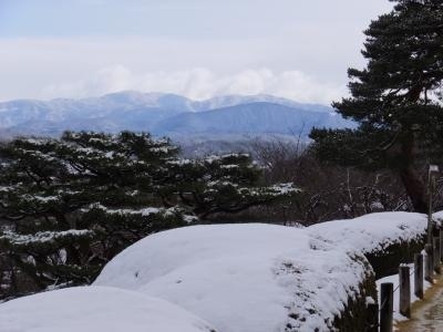 雪がうっすら積もった日曜日、久しぶりに兼六園へ。<br />帰りに料金所近くの蓬莱堂二階の櫻パーラーへ初めて行って来ました。<br /><br /><br /><br /><br />金沢へ・・・・・