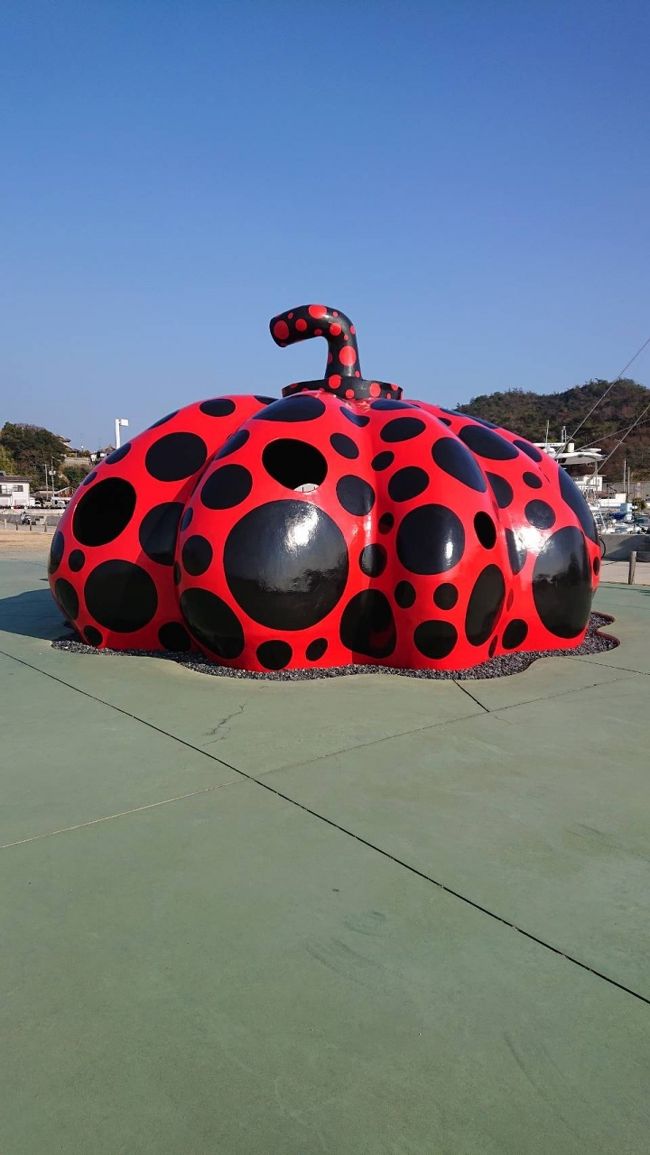 四国へ行ってきました。香川県高松市を拠点に豊島と直島を訪れました。<br /><br />豊島と直島は瀬戸内国際芸術祭で有名な島です。<br />特に直島にある地中美術館は貴重な作品がたくさん展示されており大変満足のいく素晴らしいアートと芸術を超えた建築作品となってました。