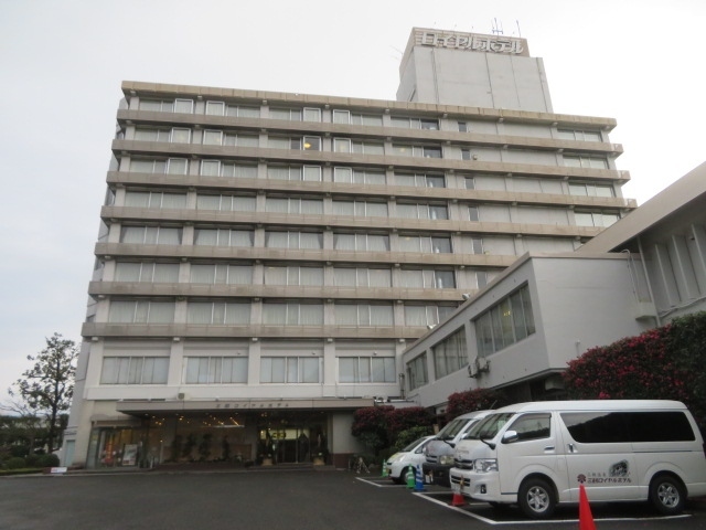 鳥取県の倉吉に近い三朝町にある三朝温泉の大型リゾートホテル「三朝ロイヤルホテル」に宿泊してラジウム温泉とカニを含む食事を楽しみました。<br /><br />山陰本線倉吉駅前から三朝ロイヤルホテルの送迎車を利用してホテルに早く到着、近くにあるスーパーマーケットや役場周辺を散策しました、ホテルは三朝温泉の倉吉側からの入口にあり、温泉街からは離れています、ホテルの規模は大きくて大浴場も広く、食事会場も広かったです、利用した部屋はランクアップして頂き、コーナートリプルルームでした、夕食はカニが食べ放題のブッフェバイキング、海産物が多くあり満足、朝食も同じように料理が多くあり満足、食べて入ってゆっくり過ごせました、伊東のホテルラヴィエ川良を利用して以来HMIホテルグループの施設を利用しました。<br /><br />翌日はホテル前にある三朝温泉口バス停より日本交通の高速路線バスを利用して神戸・三ノ宮に出ました。