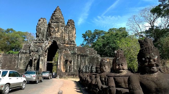 年末年始の休みを利用して、カンボジアへ。<br />仕事ではプノンペンだけだったので、行ってみたかったシェムリアップへ。<br />12月といえどまだまだ蒸し暑かったですが、遺跡巡りを楽しめました。<br /><br />1日目：羽田発→バンコク経由シェムリアップ着<br />2日目：アンコールワット<br />3日目：バンテアイスレイ・東メボン<br />4日目：ベンメリア遺跡<br />5日目：シェムリアップ発→バンコク経由羽田着<br /><br />2日目。ツアーでアンコールワット、アンコールトム、バイヨン、タプロームをめぐる日帰りツアーに。<br />アンコールワットの後、アンコールトム、バイヨン、タプロームへ。