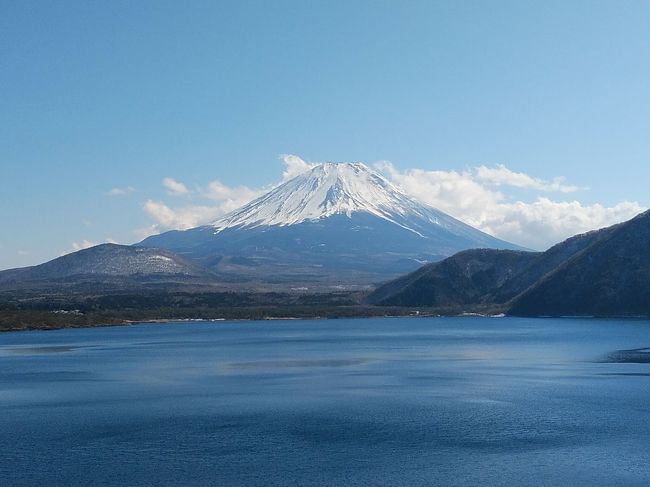 久しぶりに近くで富士山を見に行きたくなりました。まだ冬ですがこの日は絶好の晴天の予報です。この冬は記録的な暖冬で関東近郊では雪も降りません。また富士山自体は冬の方が雪が被っている上に空が済んでいて美しいです。以上により、この日は富士山を見に行くのに最良の日と思い、日帰りで静岡県側と山梨県側から富士山を眺めに行きました。<br />静岡県側では富士山のふもとを周遊する国道から、白糸の滝から、田貫湖から、朝霧高原から、どこから見ても絶句するほど美しい富士山の光景が見れました。特に田貫湖からは念願の逆さ富士が見れました。山梨県側の富士五湖からは本栖湖からの眺めが最高、午後になって頂上に雲が被ってしまいましたが、それでも美しい光景でした。<br /><br />---------------------------------------------------------------<br />スケジュール<br /><br />2月8日　自宅－（自家用車）白糸の滝観光－田貫湖観光－朝霧高原観光‐本栖湖観光－西湖観光－河口湖観光－山中湖観光<br />　　　　－忍野温泉－自宅