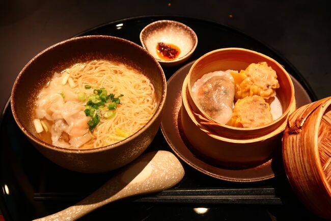 台湾好きの私にはショックなことが起きました!<br /><br />新型肺炎の影響で、<br />2/7から「中国本土のみならず、香港、マカオに<br />14日以内に滞在した人は台湾入国禁止」との<br />発表がありました。<br />もともと2/21の週末に高雄に遊びに行くはずが<br />その予定もキャンセルせざるを得ず…<br />前の晩(2/6)に台湾に行きたかったのですが<br />2/7からタイに行く予定だったのでそれもできず。<br />あーしばらくは台湾に行けない、ショックです。<br /><br />そんなショックの中、空港バスに乗り空港へ。<br />香港空港はガラガラでした。<br /><br />★★ 週末バンコクフライトスケジュール 2/7~2/9 ★★<br />2/7 CX653 香港12:00 → バンコク14:20<br />2/9 CX654 バンコク15:20 → 香港19:15<br /><br />★★ 週末バンコク旅行記 2/7~2/9 ★★<br />1★台湾入国禁止!のショックの中 香港国際空港へ ~玲瓏堂The Deck~<br />https://4travel.jp/travelogue/11598358<br />2★キャセイ利用 香港からバンコクへ タクシーでホテル ~イビス バンコク スクンビット24・Yum Tum・Swensens~<br />https://4travel.jp/travelogue/11598662<br />3★通信会社と銀行で手続き ランチは麺とチキンライス ~Rung Rueng・Boon Tong Kee~<br />https://4travel.jp/travelogue/11598760<br />4★タイ風アフタヌーンティーとプーパッポンカリー ~Metro on wireless・Somboon Seafood~<br />https://4travel.jp/travelogue/11599236<br />5★最後までお買い物 NaRaYaでベビーバッグゲット<br />https://4travel.jp/travelogue/11599522<br />6★空港でマスク無料配布 ラウンジでカオマンガイ キャセイ利用 バンコクから香港へ ~キャセイラウンジ~<br />https://4travel.jp/travelogue/11599992