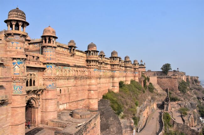 何かのウェブサイトかフェイスブックで、たまたまGwalior Fortの写真を見掛けたのが運の尽き。どうしてもこの目で観たくなり、やっと行ってきましたぁ。グワリ―ヤルには、ここ以外に目ぼしい観光地は無いので、ついでに、オルチャにも足を延ばす事にしましたぁ。