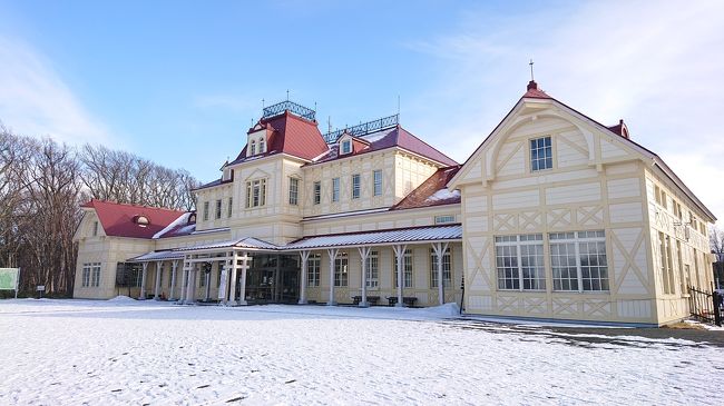 2泊3日の札幌旅行。<br /><br />2日目は円山動物園→開拓の村→北海道博物館です。<br />札幌駅からJRとバスを乗り継ぐ必要があるので、なかなか行けなかった場所。<br />（そんなに遠くないし、乗り継ぎも悪くないです。単に面倒だったんたと思います・・・すみません・・・）<br /><br />朝ごはんは前日に買った、boulangerie coron（ブーランジェリーコロン）の『koboreコーンパン』。<br />1日目のお昼にも食べたけど、美味しくて追加購入！<br />セイコーマートで食べたいものが無かったってのもあります・・・。<br /><br />開園に合わせて動物園に行き、ジェイだけを見て帰ります（笑）<br />年パスだからこそできる、贅沢な使い方&#10024;<br />本当にありがたい&#10024;<br /><br />でも、年パスも安いので毎回申し訳ない気持ちに・・・。なので一応、少しですが寄付はしてます。1口500円。<br />正門横の動物園センターの「サポクラ自販機」があり、500円を投入すると動物カードが貰えます。（少しなら動物園センターの窓口で両替してもらえます）<br />【サポートクラブ】<br />http://www.city.sapporo.jp/zoo/supportclub.html<br />私はいつも、1回の旅行で2000～3000円は使ってます。<br />オオカミが出たらラッキーなガチャの気分です（笑）<br /><br />寄付のために正門まで来たので、バスは使わず、駅まで歩きます。<br />バスの時間が合わなかったってのもありますし、正門からバス停のある西門までは微妙な上り坂なので。。。<br />動物園正門から円山公園駅までは約15分。<br />改札までは+3～5分くらいかな。<br /><br /><br />円山公園駅から東西線で新さっぽろまで行き、さらにバスに乗り継ぎます。<br />地下鉄部分はドニチカキップを買うか悩んだのですが、地下鉄とバスの乗継割引を考えるとあまり差が無かったので、Suicaで利用しました。<br />帰りはJRにするかもしれなかったし。<br /><br /><br />新さっぽろのバスターミナルから、ＪＲ北海道バスの【新22「開拓の村」行き】で終点まで。<br />開拓の村の公式サイトに詳しい案内がありました。<br />http://www.kaitaku.or.jp/go/goannai.htm#traffic<br /><br />新札幌バスターミナルからはそこそこの人数が乗りましたが、途中でほとんど降りてしまい、終点まで乗ったのは私を含め3～4人だったと思います。<br /><br />もともと北海道の歴史的建造物を見るのが好きだったので、一度来てみたかったのですが、私の好きな漫画「ゴールデンカムイ」内の建物のモデルとして使われていることもあり、ものすごく楽しみでした。<br /><br />先にお断りしておくと、私はゴールデンカムイのファンですが、ガチ勢には遠く及ばないと思っているレベルです。<br />撮ったものも、違ってたらすみません。<br />そして、全部は撮りきれてないです・・・。