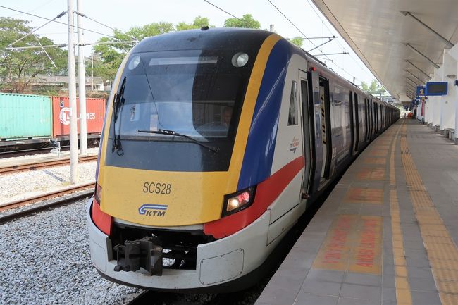 2020年の幕開け。20年代は国境を鉄道で越えることを旅のテーマに加えることにしました。まずは難易度の高くないところからと思い、タイとマレーシアの国境を鉄道で越える旅を計画。なかなか休みが取れない中、正味3日間の日程でバンコクからペナン島までを鉄道とフェリーで移動するという、乗り物に乗ることを目的としたような旅を敢行しました。<br /><br />vol.2では、マレーシアに入国、バタワース駅までのマレー鉄道での移動、ペン島・ジョージタウンでのブルーマンション宿泊、ストリートアート巡りなどを紹介します。<br /><br />【旅行記】<br />vol.1 ファランポーン駅から45列車に乗る https://4travel.jp/travelogue/11595260 <br />vol.2 ジョージタウンでストリートアートめぐり(本編)<br /><br />【旅程】<br />・1月9日 関西11:00(SQ619)17:00シンガポール18:35(SQ978)バンコク20:00 <バンコク泊><br />・1月10日 バンコク散策 バンコク(ファランポーン)駅15:10(実際は17時ごろ)(タイ国鉄45特急列車) <車中泊> <br />○1月11日 9:53(実際は12時5分)パダンブサール駅12:25(KTMコミューター(近郊電車))14:16バタワース駅15:10(フェリー)15:30ペナン島ジョージタウン<ジョージタウン泊><br />○1月12・13日 ジョージタウン散策 ペナン21:15(MI353)22:40シンガポール1:30(SQ618)関西8:45<br /><br />【主な費用】<br />・航空運賃等(KIX/SIN/BKK//PEN/SIN/kIX)64,710円<br />・タイ国鉄(バンコク→パダンブサール 2等寝台下段)990THB<br />・宿泊代 バンコク:OYO 140 The Krungkasem Srikrung Hotel 1,057.41THB(1泊朝食)、ジョージタウン:Cheong Fatt Tze 539.56MYR<br /><br />【為替レート(参考)】<br />・1THB(タイバーツ)=3.62円(1/8両替店現金レート)<br />・1MYR(マレーシアリンギット)=26.9円(1/11キャッシング決済レート)
