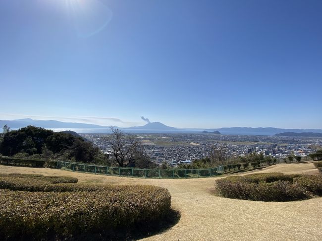 鹿児島県霧島市国分に引っ越して来て、2ヶ月ちょっとになりましたので、周辺を探索中です<br /><br />今回は、街から高台に観覧車が見えているので、前から気になっていた場所「城山公園」まで歩いてみました<br /><br />お天気は良く雲一つないくらいでしたが、気温は10℃で出発する際はダウン、マフラー、手袋着用でしたが、歩いているうちに暑くなり、全部外しました<br /><br />街の中心部から国分小学校まで行き、車道横の歩道を登り続けますが、車でもウーンウーン唸りながら登るくらいなので、結構な角度で登っていくことになりました<br /><br />途中、左に登ると城山公園、真っ直ぐ進むと清水に下る分岐点のところに城山公園の看板があり、大きな駐車場もありました<br /><br />最後の坂道を頑張って登っていくと、国分郷土館がありましたが、帰りに立ち寄ることとし、公園に向かうと立派な展望台の塔がありましたが、現在は工事中で登ることはできませんでした<br /><br />ここまで歩いて約1時間の道のりです<br /><br />広場近くにも駐車場はあります<br /><br />展望塔の横には「ねんりん城山店」があり、資料などが置いてあり、パターゴルフの申込場所もありましたし、軽い食事もできるようでしたが、平日なので営業しておらず、誰もいませんでした<br /><br />桜島の見える広場に出てみると、中央に桜島、右下に「ひょっこりひょうたん島」を思わせるような辺田小島、弁天島、沖小島が見えていました<br /><br />さらに桜島の左下の方に、かすかに開門岳の陰影も確認できました<br /><br />眼下の街中には京セラの巨大な敷地や自衛隊駐屯地など、国分市街地も見渡せて、予想以上に素晴らしいロケーションなので驚きでした<br /><br />しばらく景観を楽しんでから、今は使われていない観覧車の横の長い滑り台に沿って下っていくと、パターゴルフ場があり、さらに進むと少し高くなった木造りの展望台があったので登ってみると、霧島連山とシラス台地の雄大な風景が広がっていました<br /><br />公園に戻りトイレに向かうと、観覧車の横にSLがあったり、トイレの隣には米国のビーチクラフトが展示されており、ゴーカートやバッテリーカーは営業中でした<br /><br />来るときに見えていた国分郷土館に入ってみると(大人130円)、この周辺や鹿児島の歴史的な資料や、郷土の古い生活用品などが多数展示されており、なかなか見応えがありました<br /><br />これだけの素晴らしいロケーションで、色々と楽しめる施設があるのに、平日なので訪れているのは家族連れ2組だけ<br /><br />桜の時期だけは賑わうようですが、観光バスなども立ち寄らないともったいない感じでした<br /><br />鹿児島空港からも近いので、レンタカーなどで旅行される人には、ぜひ立ち寄ってもらいたいと思います<br /><br />夜景スポットとしても人気があるようなので、また行ってみたいと思います<br /><br />帰りも歩いて下りましたが、急な坂道なので膝がガクガク、ふくらはぎはパンパンになりましたので、足の悪い方は車で行かれた方が良いです<br /><br />帰路は国分小学校の方に戻らず、真っ直ぐに進むと「舞鶴城跡」の解説板があり、現在は国分高校、国分小学校が建っていることがわかりました<br /><br />当時の朱門や石垣は少し残っていて、城跡の雰囲気を感じられました<br /><br />近くには「万膳酒店」があり、珍しい日本酒を買って帰りました<br /><br />