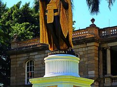 Oahu-3　カメハメハ1世-像　イオラニ宮殿の前で　☆記念写真の人気スポット