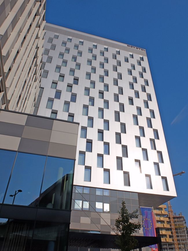 Novotel Wien Hauptbahnhof 1泊 シングルで157ユーロ<br />私の評価 7.9点<br />駅の前で便利,部屋は非常にいいが,朝食はまあまあ.スタッフ教育がなっていない <br />良かった点 HBF.に近く非常に便利 部屋は広くて快適.<br />清潔 シャワーだけだが,まあまあソファーもあって,圧迫感がなく,ゆっくりと寛げた ベッドは寝やすかった 朝食はまあまあ,4つ星水準<br />良くなかった点 ? 朝食のスタッフの私語が多くて,だらしない<br />滞在中の部屋,出かけている最中に,掃除スタッフが部屋に入ってきた.危険だ!部屋に私物を置かないほうがいい.チェックアウト時に,レシートを出してくれなかった.<br />でも宿泊していいホテルだ.何しろ便利だ.<br />前日は遅く2205にホテルに帰ってきたので,ゆっくりと0800に朝食,0912チェックアウト タクシーで空港へ オーストリア航空のラウンジは,飲み物食べ物今一つだが,日当たりは非常にいい.ビールの種類は豊富だった.<br />1235発NH206便 ビジネスクラス 食事は昔に比べずいぶんおいしくなった.特に洋食だ.ワインを翌日の運転に差し支えないよう,1.5杯でやめる.朝食も私は洋食にした.0630定刻5分前に到着.駐車場に停めておいたマイカーで職場に 仕事開始 台風16号で非常に被害を受けた.出勤が気が引けた.まあすべて無事だったが危機管理をしっかりしておかなくてはとおもった旅だった.2002年以来のセンテンドレとブダペスト.5泊現地6日の旅だったが,RJXの乗車も含めて楽しい旅だった.