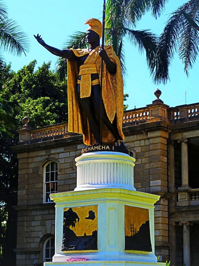 カメハメハ1世(Kamehameha I、1758年 - 1819年)はハワイ諸島を初めて統一して1810年にハワイ王国を建国し、初代国王となった人物である。カメハメハ大王の名でも親しまれる。「カ・メハメハ」はハワイ語で「孤独な人」、「静かな人」の意。<br /><br />ハワイ島の北西部で幼児期を過ごしていて、カパアウの町中に彼の像が建てられ、隣町のハヴィ郊外のモオキニ・ヘイアウに彼の誕生地が祭られている。ハワイ島の首長であったカラニオプウの甥にあたるといわれる。 <br />叔父の死後、イギリスから武器や軍事顧問などの援助を受け、マウイ島やオアフ島など周辺の島々を征服していった。 18世紀末までにはカウアイ島、ニイハウ島を除く全地域を支配下におさめ、1810年にこの2島もカメハメハに服属して国家統一を成し遂げた。 <br />カメハメハ1世の像は、現在ハワイ州内の3か所にある。最も有名なのは、ホノルルのダウンタウン、アリイオラニ・ハレ(ハワイ州最高裁判所)にある像である。この像は1878年に、「キャプテン・クックによるハワイ発見100周年」を記念してイタリアで造られたが、輸送の途中海に没したため、再度造られた。左手の槍は平和を象徴し、掲げた右手はハワイの繁栄を表している。像のモデルとなったのはカメハメハ1世本人ではなく、建立当時の王であるカラカウアが宮廷の中から選んだ、特に見た目が美しい男性である。 <br />他の二体は生誕地であるハワイ島北部のカパアウと東部のヒロにあり、いずれも大王と深く関係した土地である。カパアウの像は上で海中へ没したのを引き揚げたもので、ヒロの像は別に最近1960年代に作られたものである。カメハメハ大王像は、そのミニチュアがハワイの土産物になり多くの土産物屋で売られているなど、日本でもよく知られた存在である。<br />(フリー百科事典『ウィキペディア(Wikipedia)』より引用)<br /><br />オアフ島(英語:Oahu)は、ハワイ諸島のうちの一つの島であり、3番目に大きい島である。ハワイ州ホノルル郡に属し、州都ホノルル市がある。愛称は集いの島(The Gathering Place)。<br />(フリー百科事典『ウィキペディア(Wikipedia)』より引用)<br /><br />ANA A380で行くハワイ6日間♪【オアフ島周遊プラン】 <br /><マリオットプラン> トラピックス <br />1月23日(木) 08:25 ホノルル空港着<br />≪ホノルル市内観光≫ ヌアヌパリ展望台・・カメハメハ大王像 など<br />説明会・昼食後、各自 ホテル/チェックイン。 <br />16:30 ホテル出発:スター・オブ・ホノルル号ディナークルーズ<br />21:00頃 ホテル着。<br />【宿泊地:ホノルル泊】ワイキキビーチ マリオット リゾート&スパ<br />https://www.marriott.co.jp/hotels/travel/hnlmc-waikiki-beach-marriott-resort-and-spa/<br />
