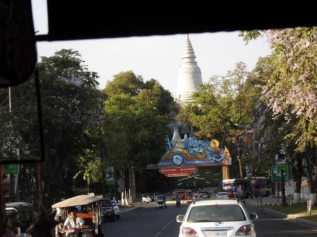 阪急交通社 ANAビジネスクラス利用 世界遺産アンコール遺跡群とプノンペン5日間<br />カンボジア旅 1日目です。<br /><br />プノンペンの空港からガイドさんと落合いバスで観光します。<br /><br />ワットプノンは内部まで 独立記念塔は見える場所で写真タイム<br /><br />夕食は町中のホテルでクメール料理<br /><br />宿はソカプノンペン&レジデンス