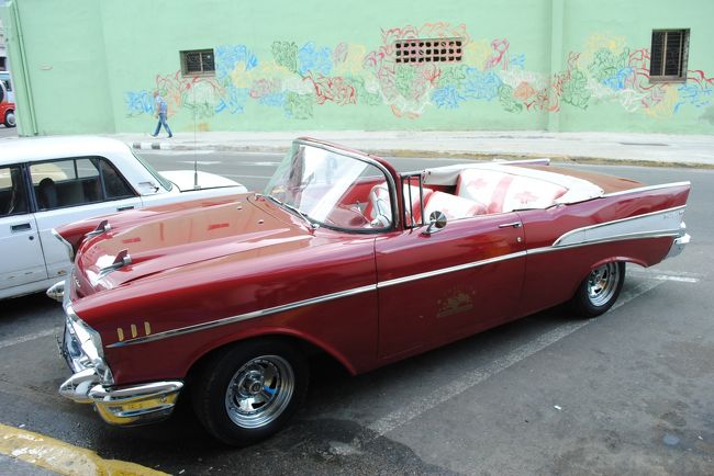 キューバといえば1950年代以前のクラッシックカーが今でも当たり前のように走っていて、当時にタイムスリップしたような街並みがウリなのだが、世界遺産の名前は「ハバナ旧市街と要塞群」とクラッシックカーはなんの関係もない。<br />古い街並みだったら世界各国にあるんだから、世界中どこ探してもハバナにしかない中世ヨーロッパの街並みと、おびただしい量が現役で活躍するクラッシックカーの存在も考慮してやっても良かったのでは？<br /><br />モノがない故だろうけど、50年以上も同じモノを大切に使う精神も世界遺産登録してもよかったのではないかな‥。<br /><br /><br /><br /><br />でもクラッシックカーは間違いなくハバナの観光資源だ。<br /><br />今回予定していたクラッシックカーツアーと予定になかったクラッシックカーツアーがあり、まずここでは予定していたクラッシックカーツアーです。