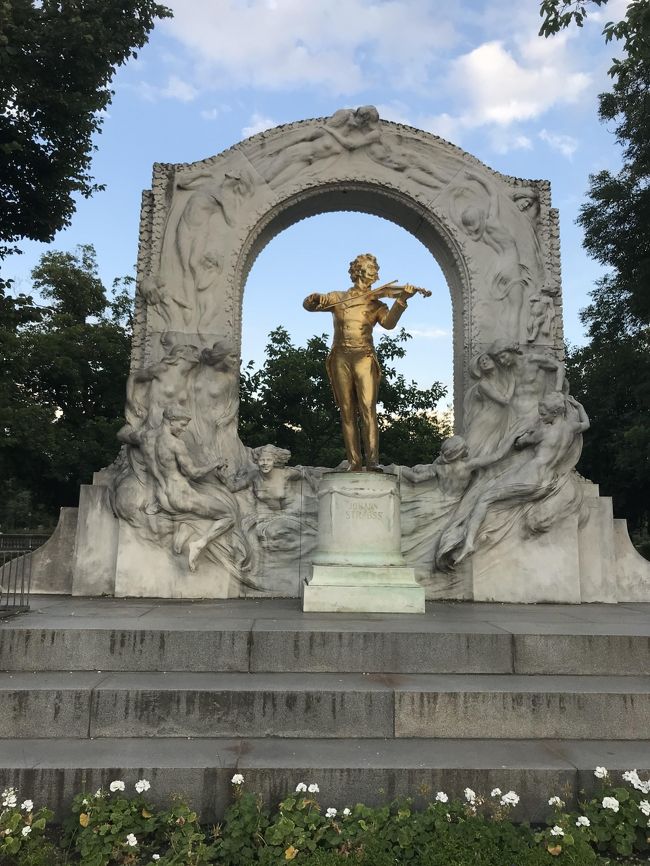 少し早い夏休みを取って、ヨ-ロッパ旅行に行ってきました。ヨーロッパは新婚旅行以来の31年ぶりです。定年も近くなってきたので、体が元気なうちに遠くへ行っておこうと思い、思い切って当時行けなかったドイツロマンティック街道をメインとしたHISのツア-に申し込みました。<br />ツア-は大型バスで移動しながら各地の見所に連れて行ってもらい、効率的に多くの観光地を周れました。後半のオーストリアも期待以上に美しい国で、ハプスブルク家の繁栄の歴史を実感しながら観光させてもらいました。同行の添乗員さんやツア-のメンバ-にも恵まれ、本当に楽しい旅となり、改めてツア-の良さを感じた8日間でした。<br />5日目から帰国までのウィ-ン観光を紹介します。