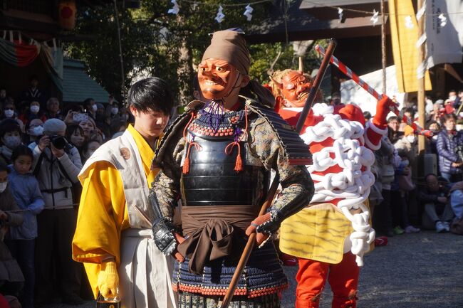 豊橋の鬼祭は、天慶3年(940年)に創建された安久美神戸神明社の正月行事。平将門の乱の鎮圧を祈願した伊勢神宮への報賽として、朝廷から献上された神領地の安泰と繁栄、厄除けや五穀豊穣を願った神事が起源とされます。ただ、祭りは時代とともに変化していくもの。現在に引き継がれている奇祭と呼ばれる形は、その後の紆余曲折があってのものでしょう。<br /><br />さて、祭りは毎年2月10~11日。10日の鬼は子供が演ずる青鬼。11日の鬼が赤鬼と小鬼、黒鬼。そして、天狗のからかいという赤鬼と天狗の戦いが一番のハイライトという流れです。<br />ただ、この天狗のからかいですが、「戦い」の中での天狗の動きは少し動いては静止、少し動いては静止の地味な動きだし、戦いを意味する動きはかなり抽象的。なので境内で放送される解説を聞かないとそれを見ただけでは何をしているのか分からないかも。正直言えば、事前の評判とは違って、意外に退屈かな。現代人は分かるまで我慢するとか間を持つということが不得意ですからね。<br />それよりも、赤鬼のひらひら振られた日の丸の扇子に踊りながら近づいていくダンスの方は妙なかわいらしさがあるし、タンキリ飴をまく飴まきや白いメリケン粉をまき散らす大騒動の方がむしろ痛快で夢中になって楽しめる。ほか、一日いると子供の神楽とかも含めて次々楽しい場面に遭遇するので、それも含めて本当に飽きることがありません。どっちにしても、ちょこっと見ておしまいという祭りではないと思います。<br />日がな一日、祭りに浸った感じが伝わると嬉しいです。<br /><br />参考までに、以下がスケジュールの概要です。<br /><スケジュール><br />2月10日 宵祭<br /> 8:30 青鬼修祓 <br />10:00 青鬼出動、岩戸舞(青鬼厄除飴まき行事)<br />11:00 開運厄除特別祈祷(開運飴まき行事)<br />12:00 五十鈴神楽 <br />14:30 子鬼神事予習 <br />15:00 奉幣祭 <br />15:30 奉賛会(厄除飴まき行事)<br />16:15 岩戸舞と青鬼(青鬼厄除飴まき行事)、宮司談合宮へ参向 <br />18:00 青鬼帰還 <br />19:00 夜宮祭(浦安の舞)、赤鬼と天狗のからかい、司天師田楽、諸神楽予習 <br />21:00 夜宮祭祭事終了<br /><br />2月11日 本祭<br /> 8:30 御日の出神楽、子鬼修祓 <br />10:00 例祭(献幣使参向、浦安の舞)、奉賛会(厄除飴まき行事)<br />11:10 供物・赤鬼・天狗・黒鬼修祓<br />11:30 司天師修祓 <br />11:50 子鬼社参(子鬼厄除飴まき行事)、田楽ならし(潔斎殿前) <br />12:30 神事祭(浦安の舞)、五十鈴神楽、奉賛会(厄除飴まき行事)<br />13:20 御的の神事 <br />14:00 赤鬼と天狗のからかい、司天師田楽、諸神楽 <br />16:00 御玉引の年占 <br />17:00 談合宮へ御神幸 <br />17:10 神前奉納太鼓 <br />18:00 本社へ還幸 <br />19:00 子鬼帰還 <br />22:00 司天師帰還 <br />23:00 赤鬼・天狗帰還
